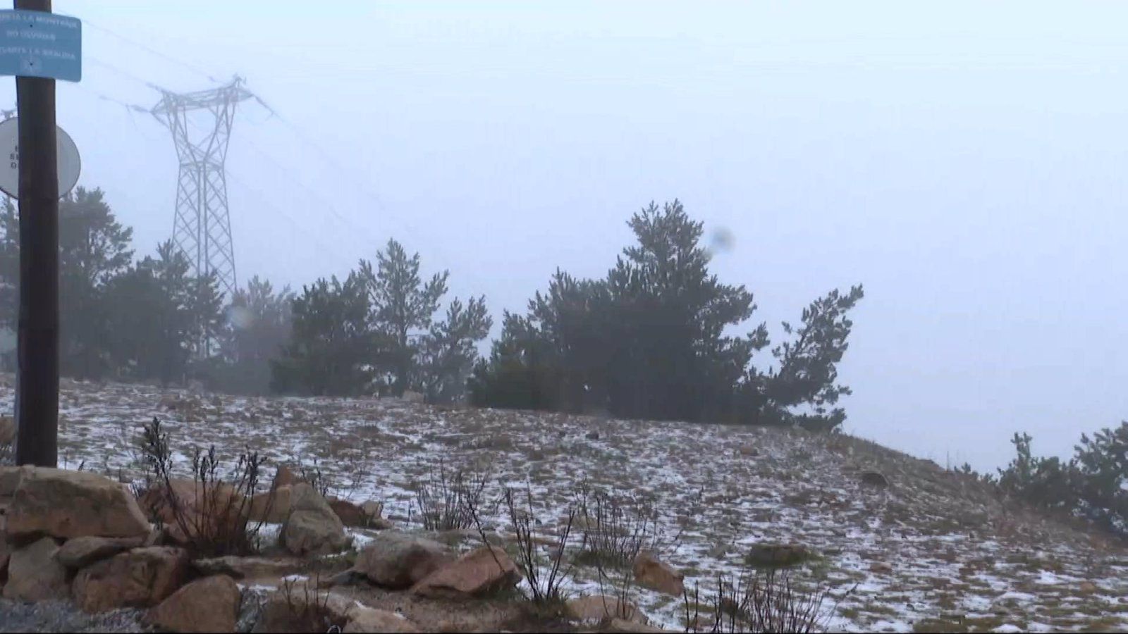 Navacerrada se tiñe de blanco tras las primeras nevadas que deja la borrasca 'Gérard'