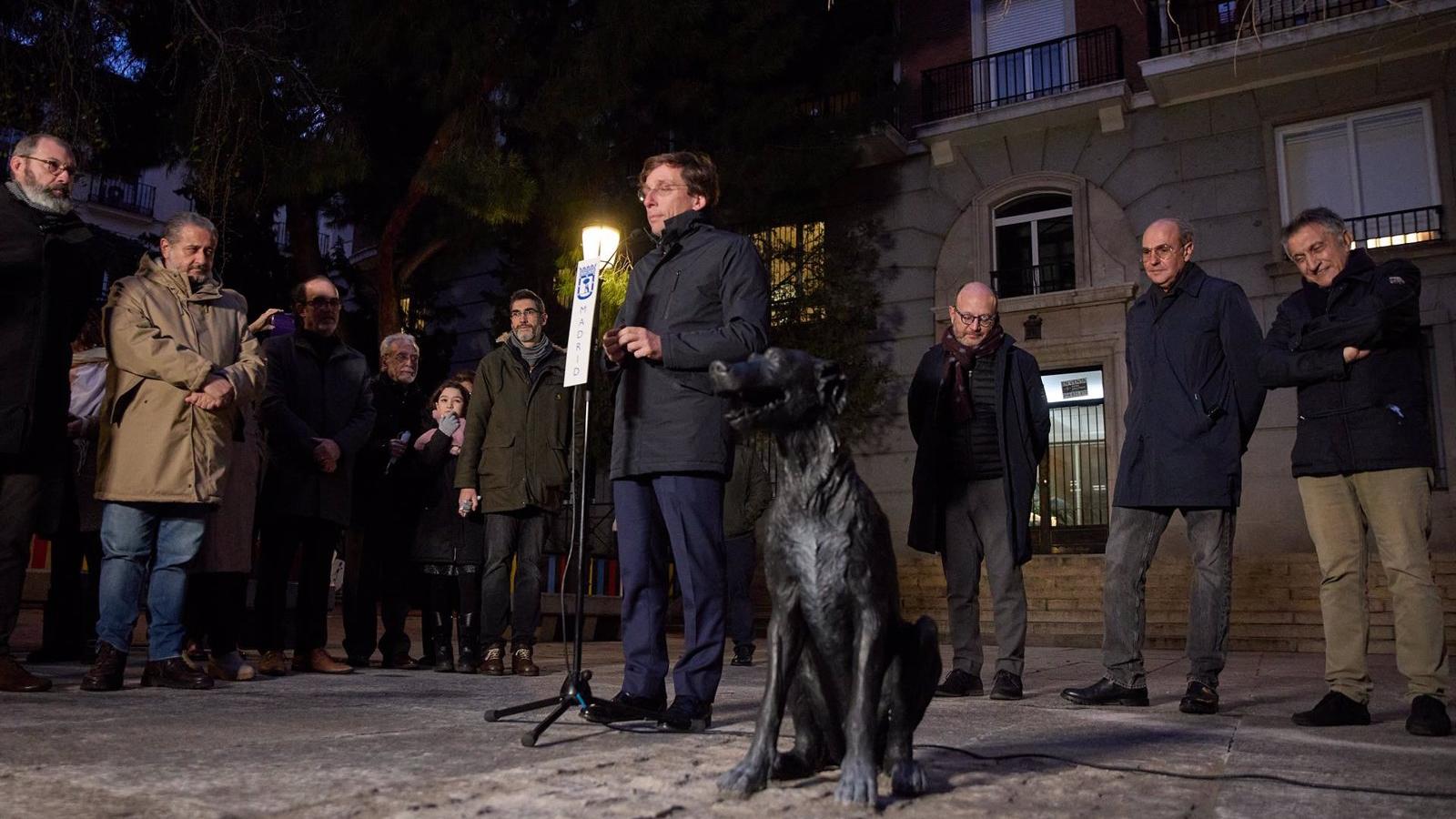 Madrid recuerda con una escultura al perro Paco, "uno de los primeros influencer" de la capital en el siglo XIX