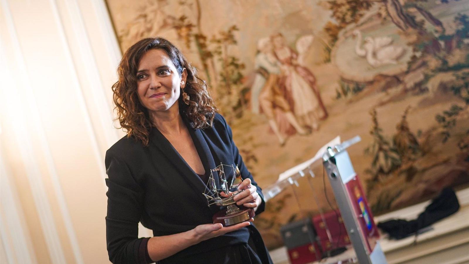 Díaz Ayuso recibe un galardón de la III Edición de los Travellers Awards por su "gran aporte al turismo"