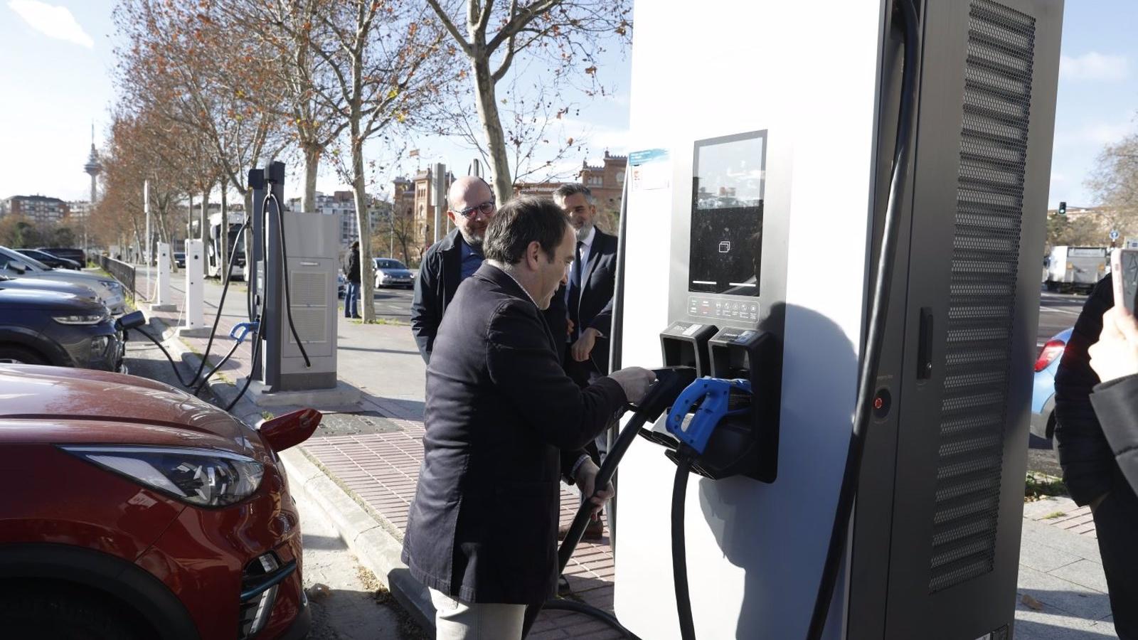 El barrio de La Guindalera cuenta con la electrolinera de recarga ultrarrápida en vía pública "más potente" de la ciudad