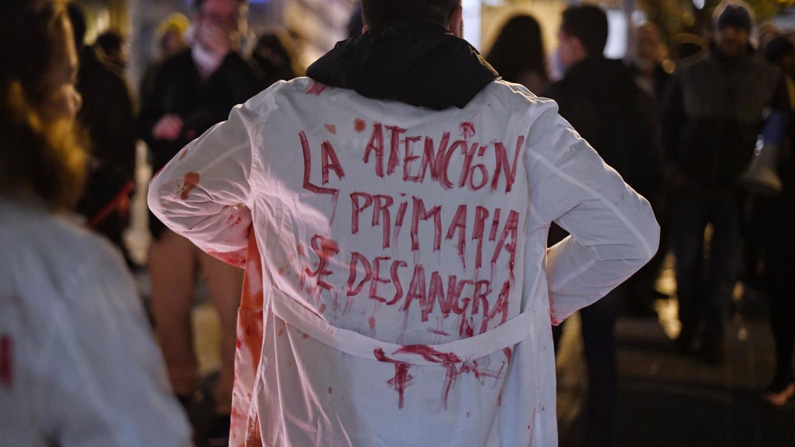 Los médicos y pediatras en huelga inician un encierro indefinido en la Asociación Vecinal Manoteras