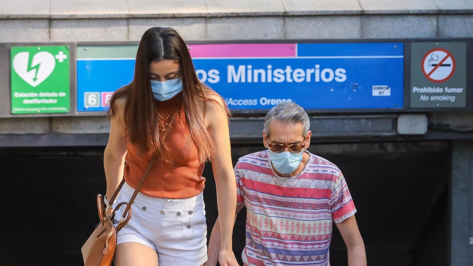 Escudero cree que en breve se retirará la mascarilla en el transporte pero tardará más en los centros sanitarios