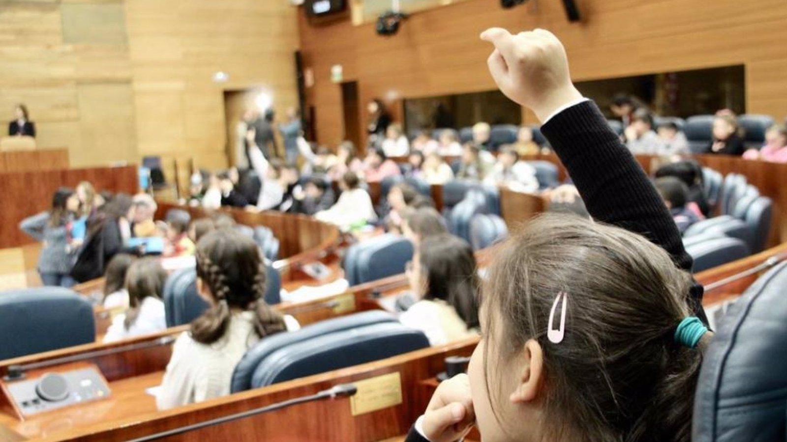 El Pleno infantil de la Asamblea de Madrid propone visitas a los abuelos una vez por semana y respetar a los compañeros