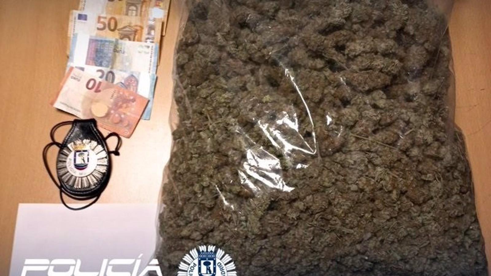 Detenido en Ciudad Lineal tras intentar huir de la Policía un usuario de VTC que llevaba dos kilos de marihuana