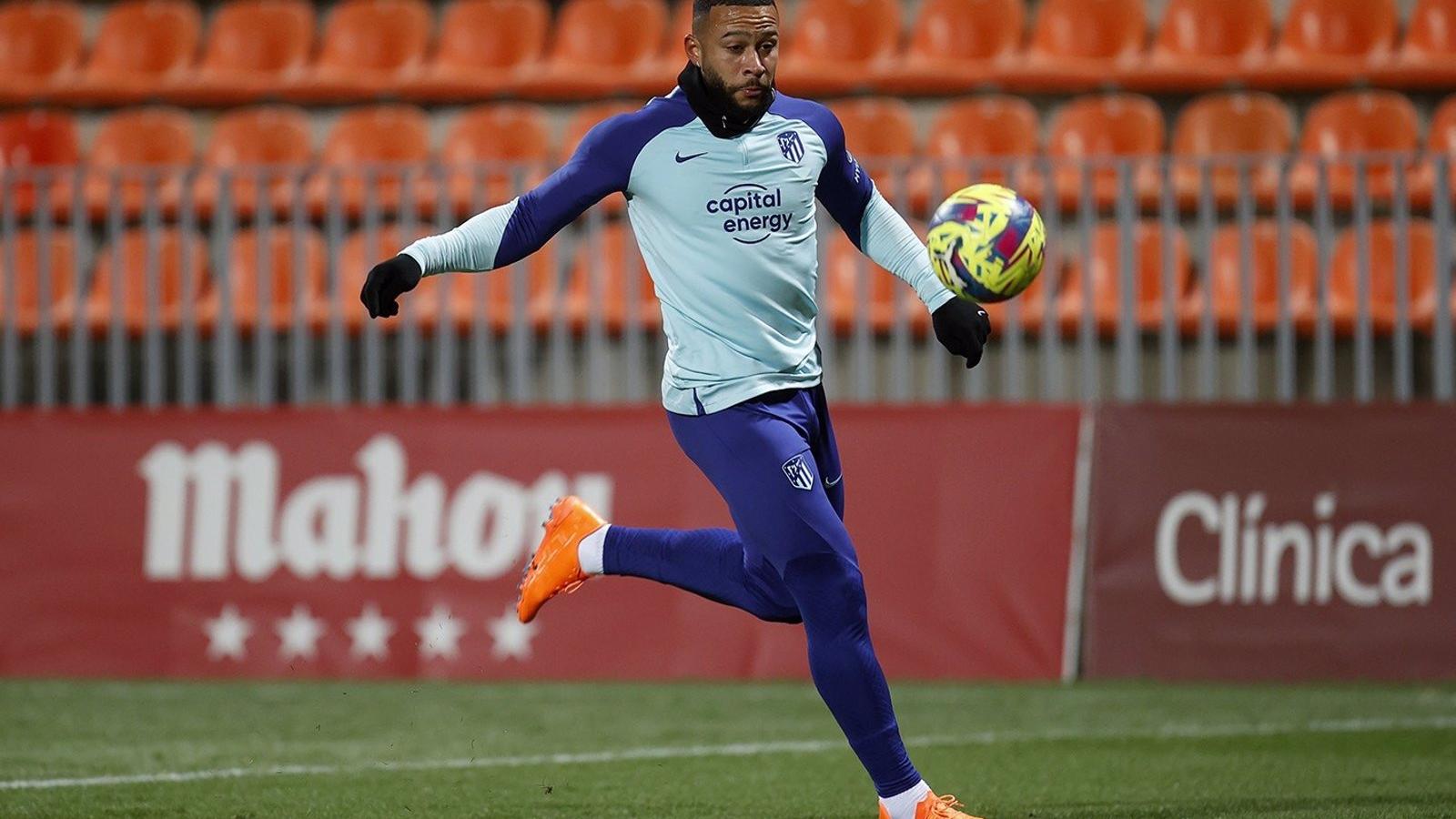 Memphis Depay ya se entrena con el Atlético mientras se cierra el acuerdo con el Barça