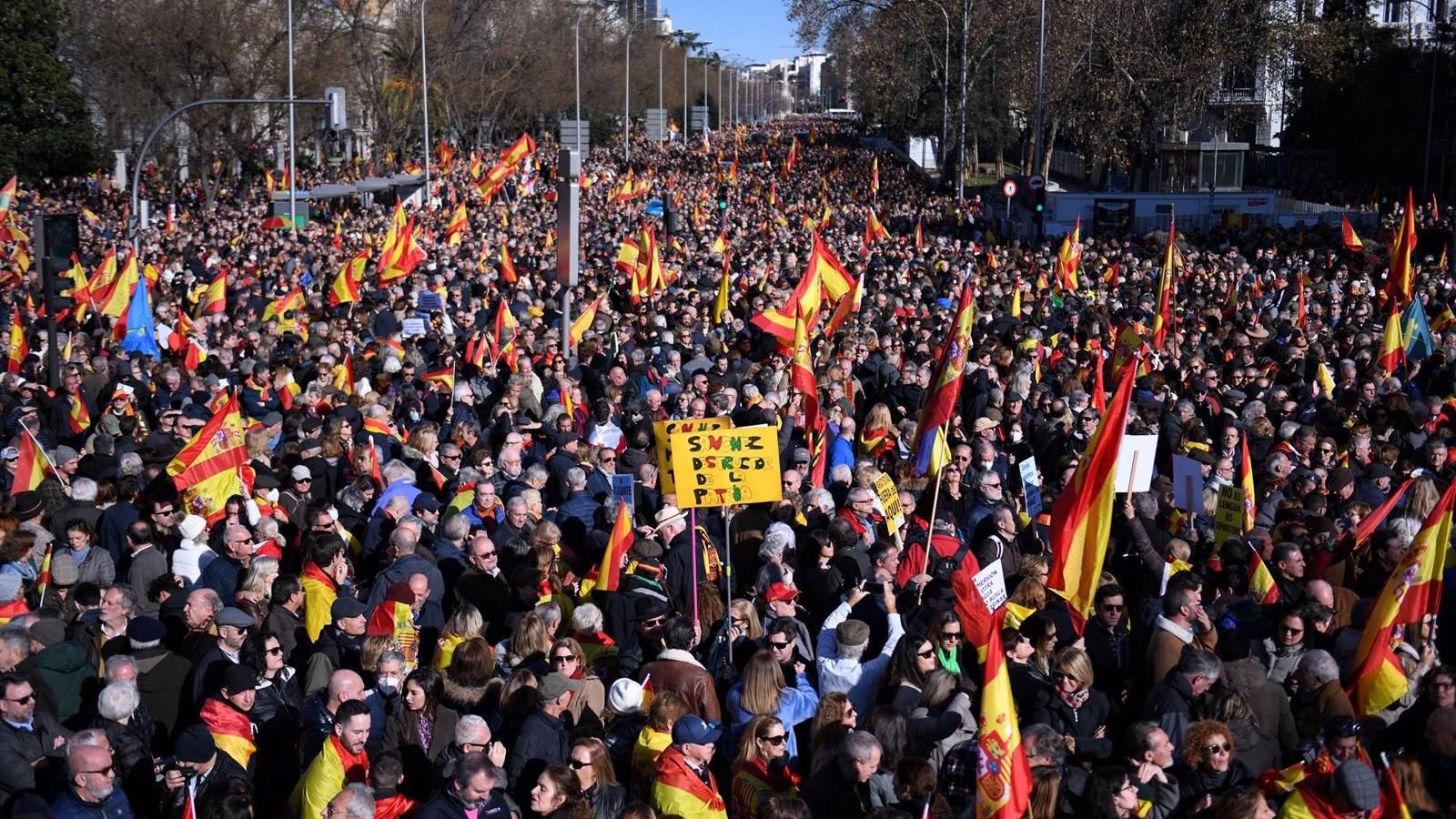 Multitudinaria manifestación en Madrid contra Sánchez
