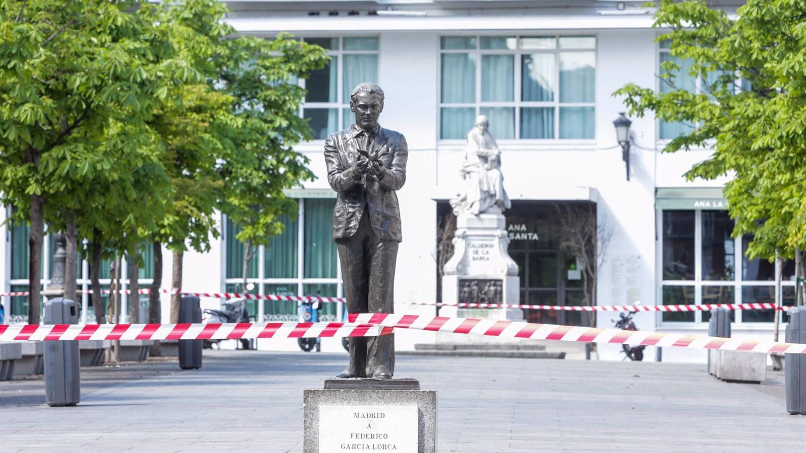Vandalizan de nuevo la estatua de Lorca en la plaza de Santa Ana de Madrid