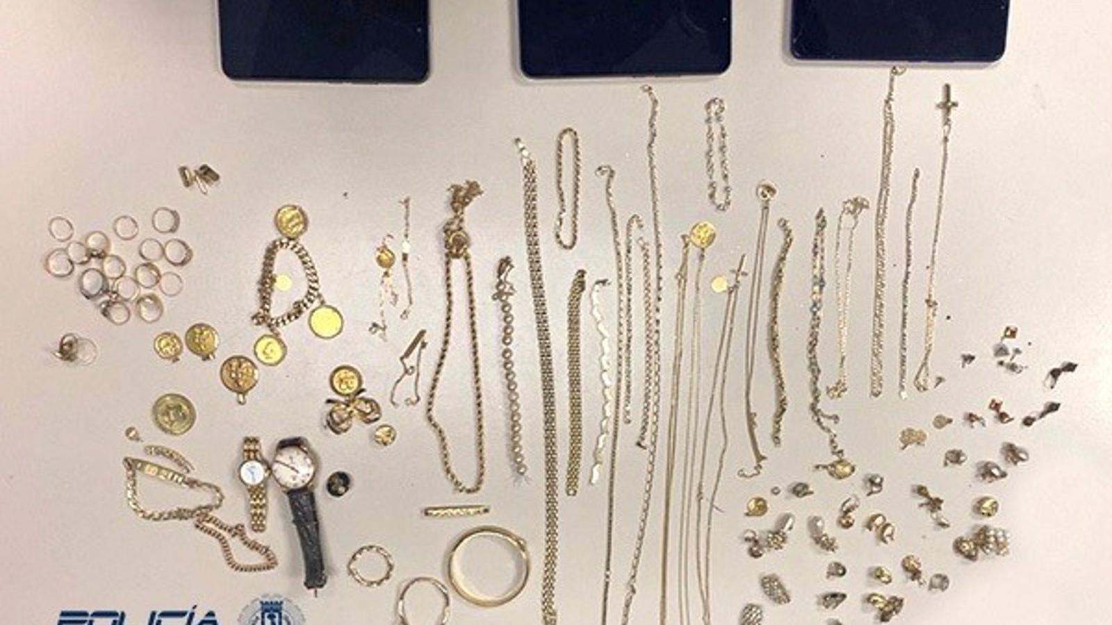 Detenido un Uber en un control de seguridad con 50 joyas enrolladas en un calcetín