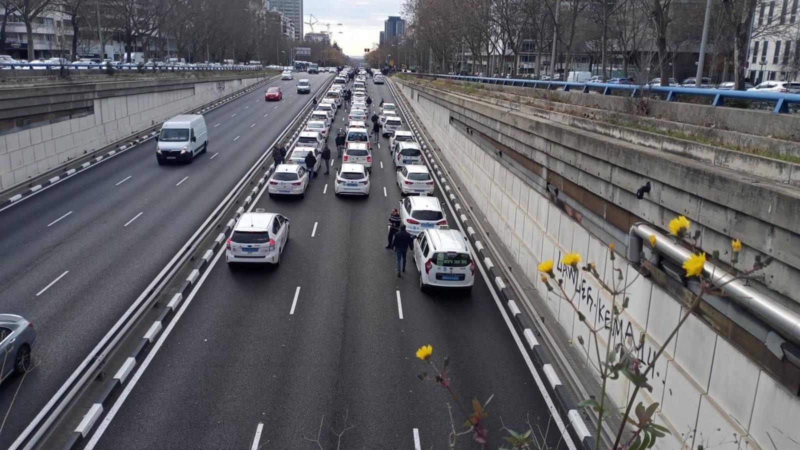 Los taxistas madrileños paran la Castellana contra la "precarización, la especulación y la acumulación de licencias"