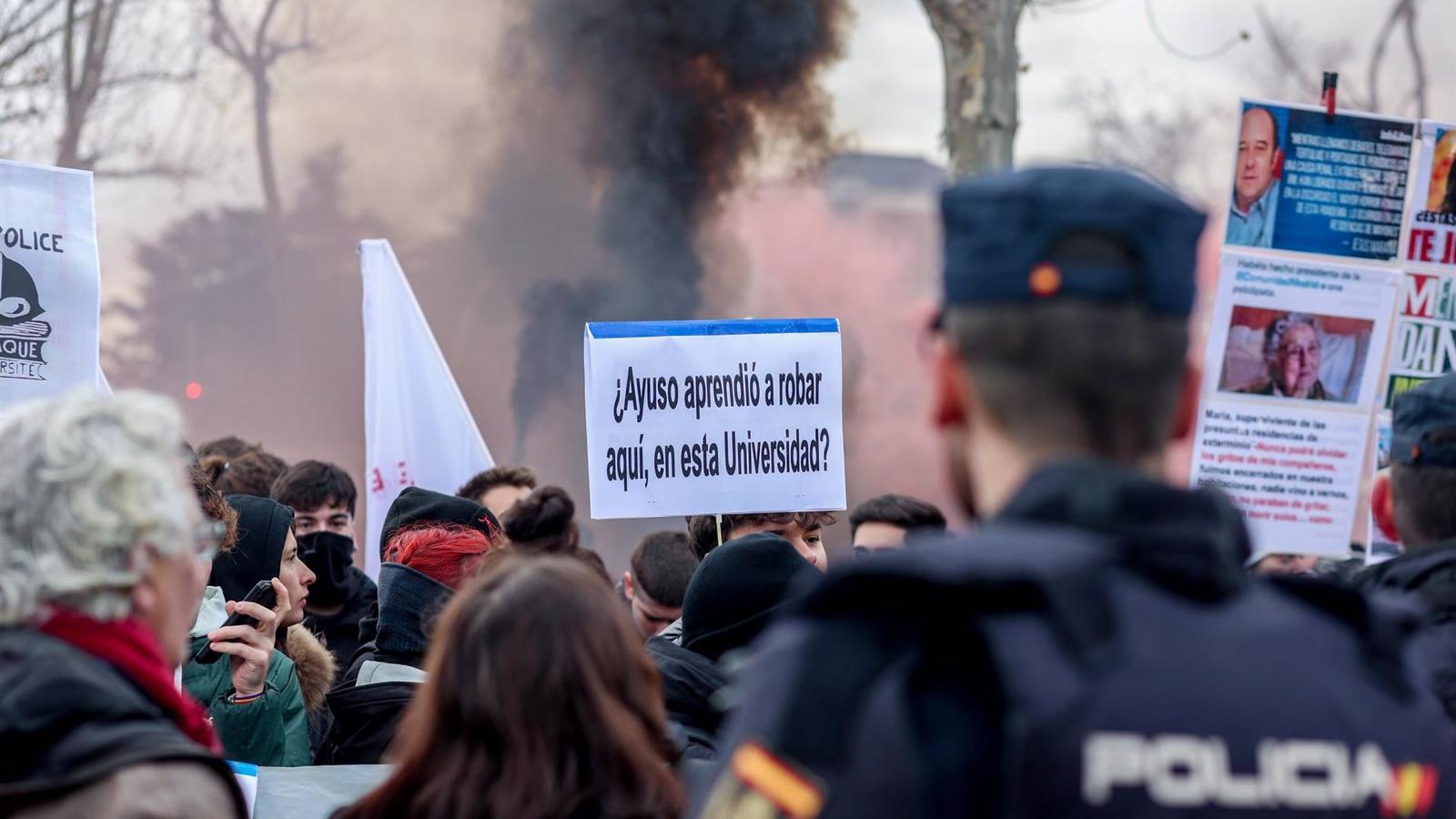 Estudiantes radicales se enfrentan a la Policía a la salida de Ayuso del acto de reconocimiento