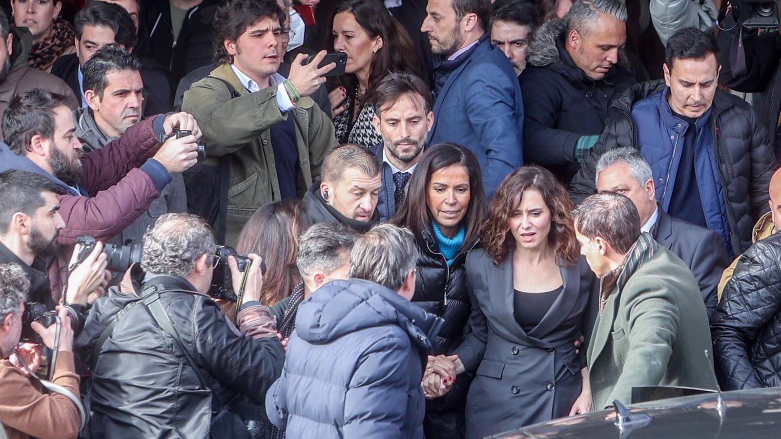 Feijóo condena "los insultos y amenazas" a Ayuso en la Complutense
