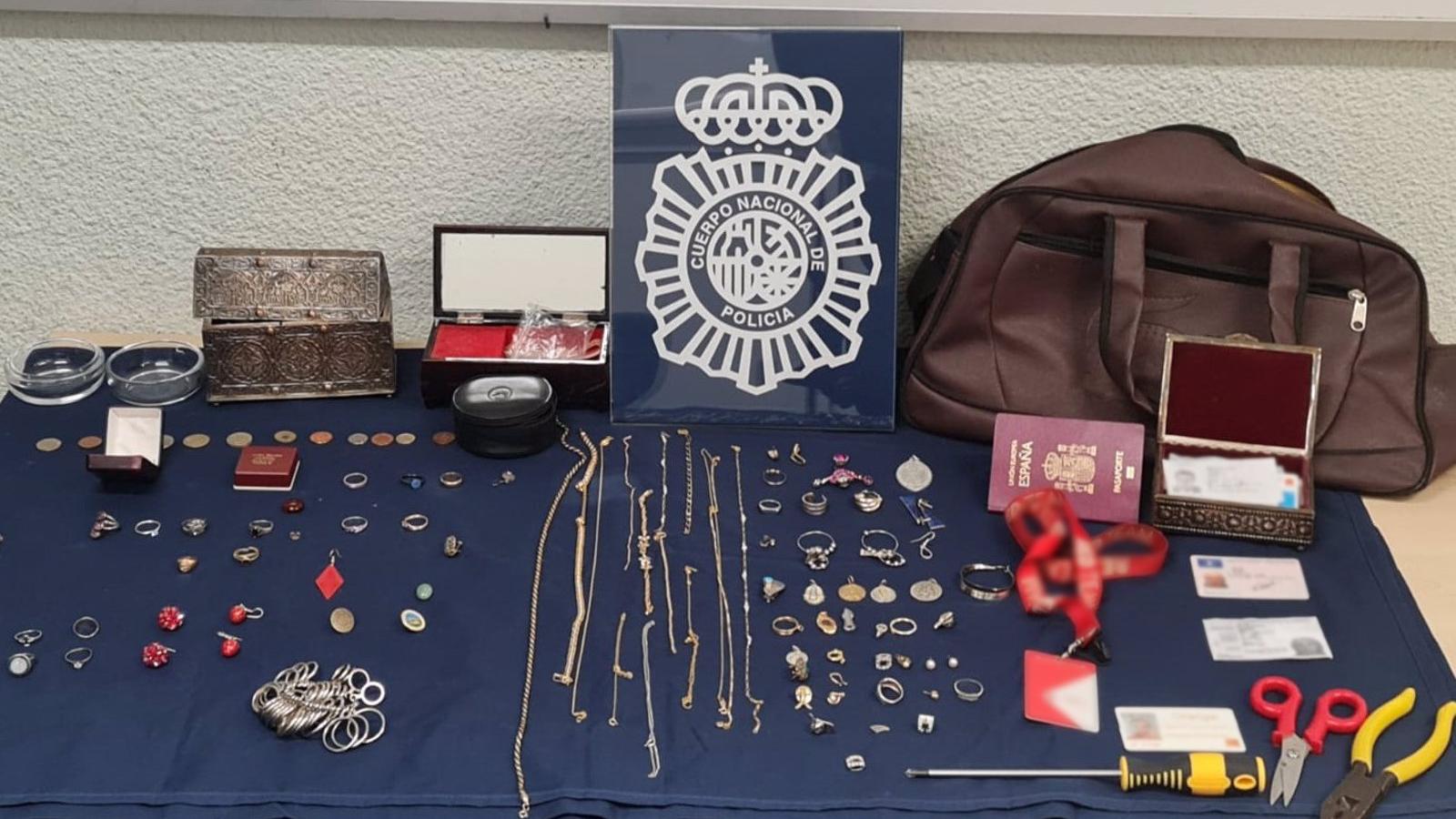 Detenido por simular ser revisor de telefonía para robar en domicilios de mayores en Moncloa