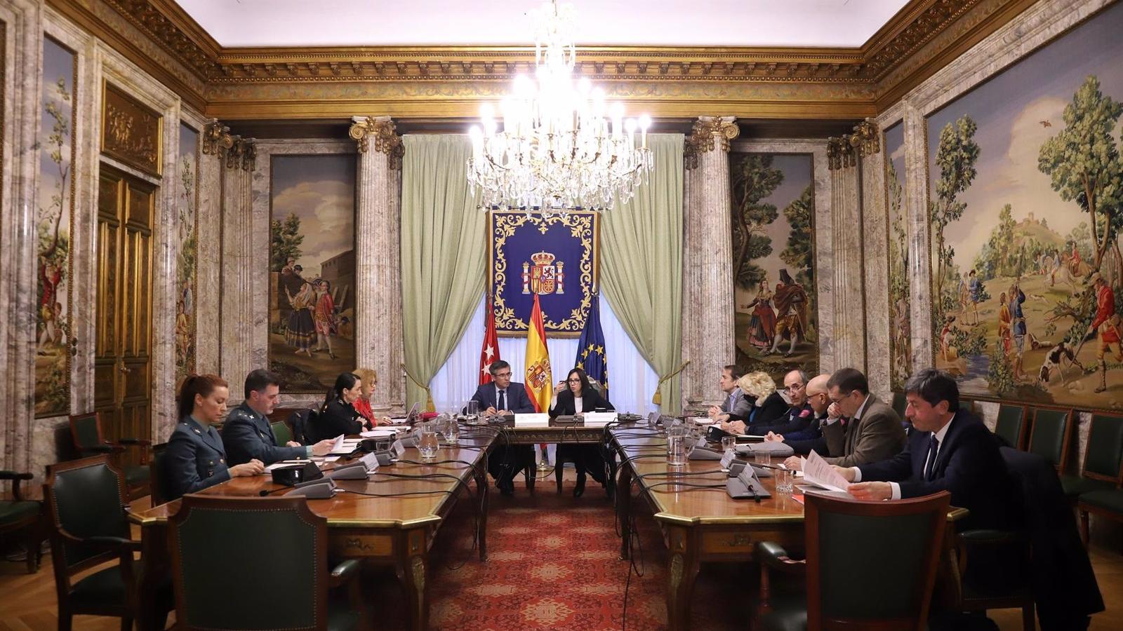 La delegada del Gobierno refuerza el plan para combatir desde las aulas los riesgos para la seguridad de los menores
