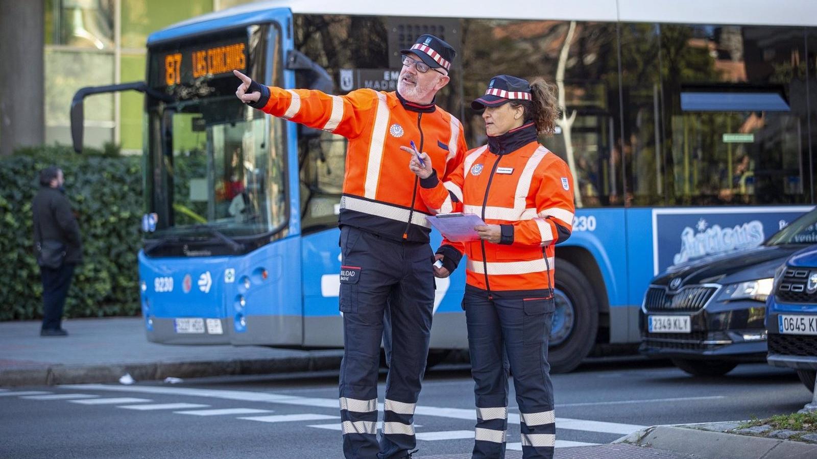 Los 595 agentes de movilidad de Madrid vestirán de rojo flúor para diferenciarse y ser más visibles