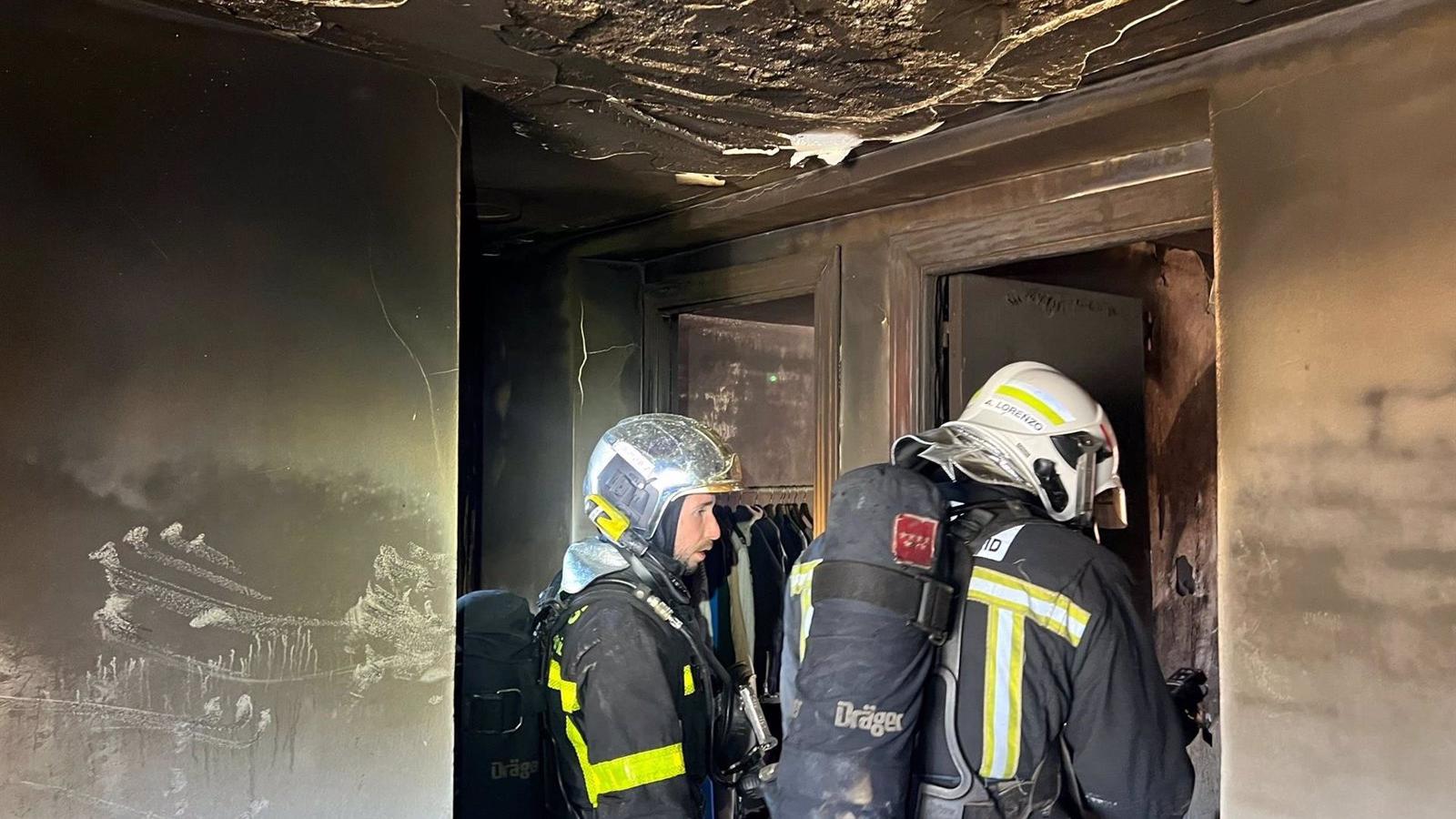  Desalojados los vecinos de un edificio en Torrejón al declararse un fuego en la cuarta planta