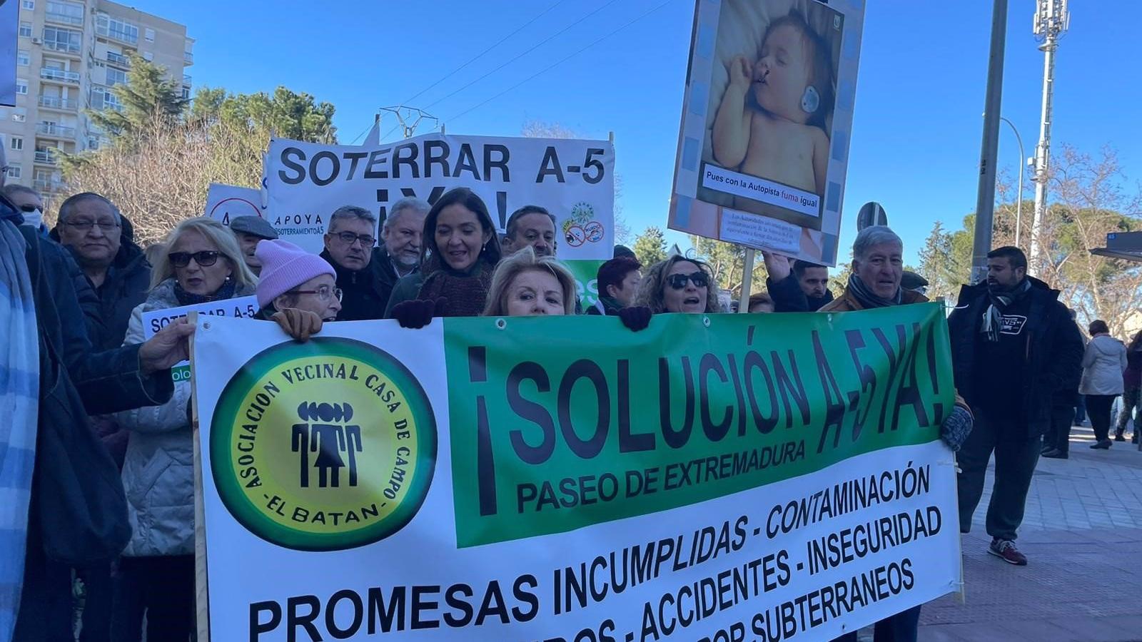 Cortan la A-5 como protesta por los ruidos y la contaminación de la autovía