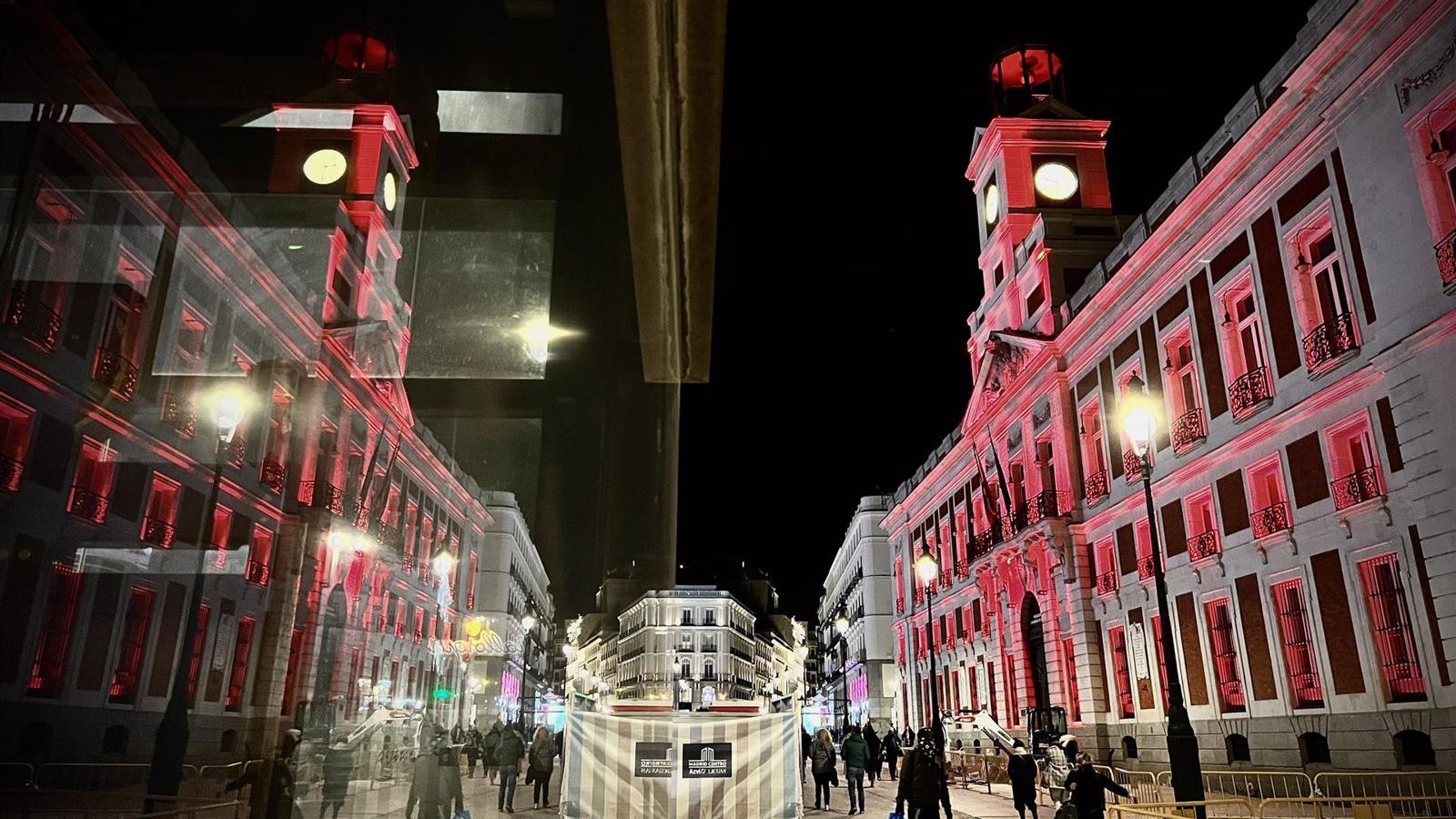 La Real Casa de Correos y el Palacio de Cibeles se iluminan de color carmesí por el 55 cumpleaños de Felipe VI