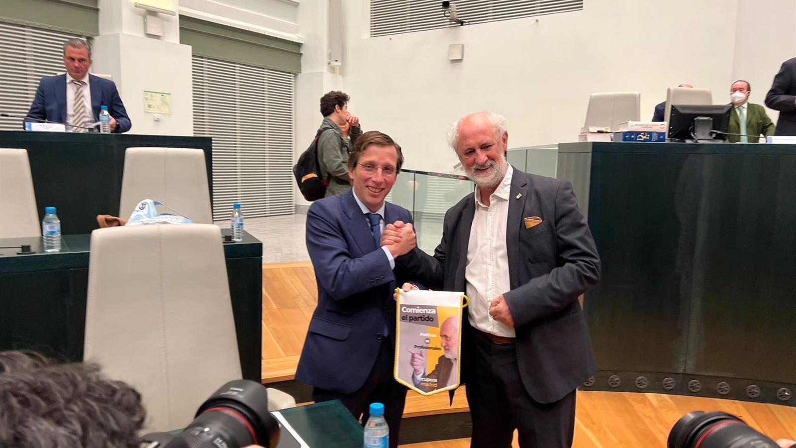 Cueto escenifica su candidatura con la entrega a Martínez-Almeida de un banderín