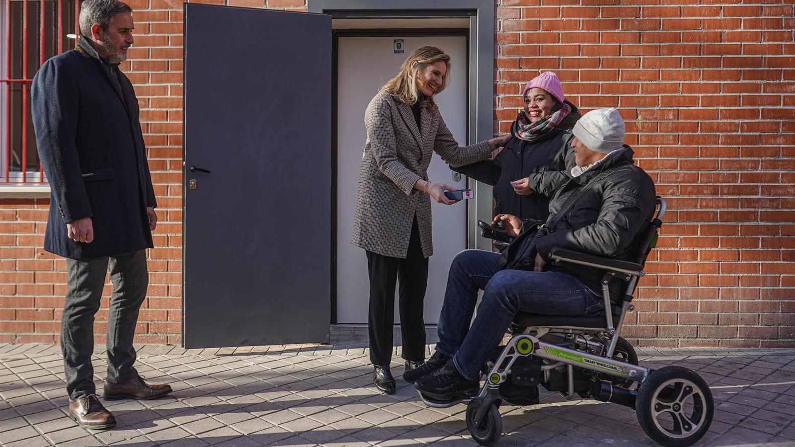 El Gobierno regional entrega el primer local comercial público adaptado como vivienda social para personas con movilidad reducida
