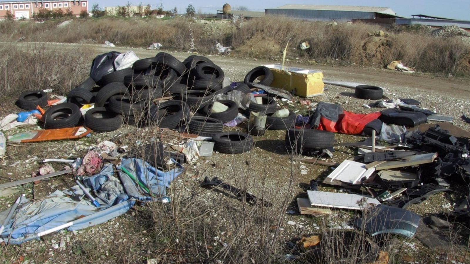 Denuncian cuatro puntos de vertido de neumáticos en Valdemoro cerca de dos polígonos industriales