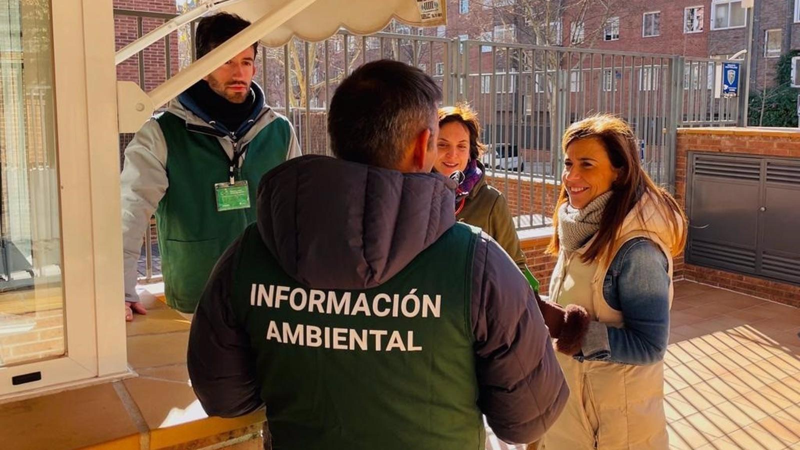 Los vecinos de Moscatelares probarán los nuevos cubos verdes de Ecovidrio en una prueba piloto