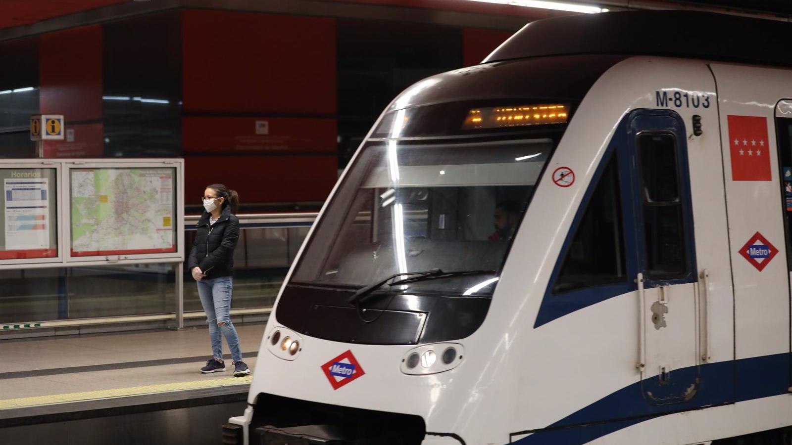 Un joven de 19 años que intentó colarse en el Metro agrede a varios pasajeros en Fuenlabrada