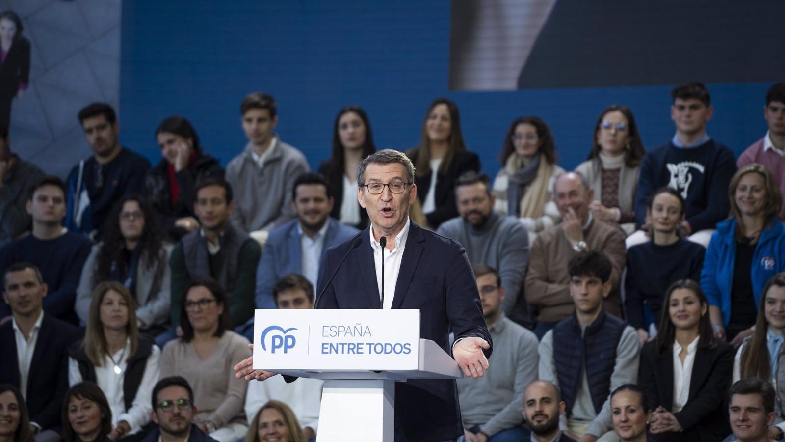 Feijóo pide un PP de mayorías delante de Aznar y Rajoy para echar a Sánchez, "nervioso" al perder el "pulso" de la calle