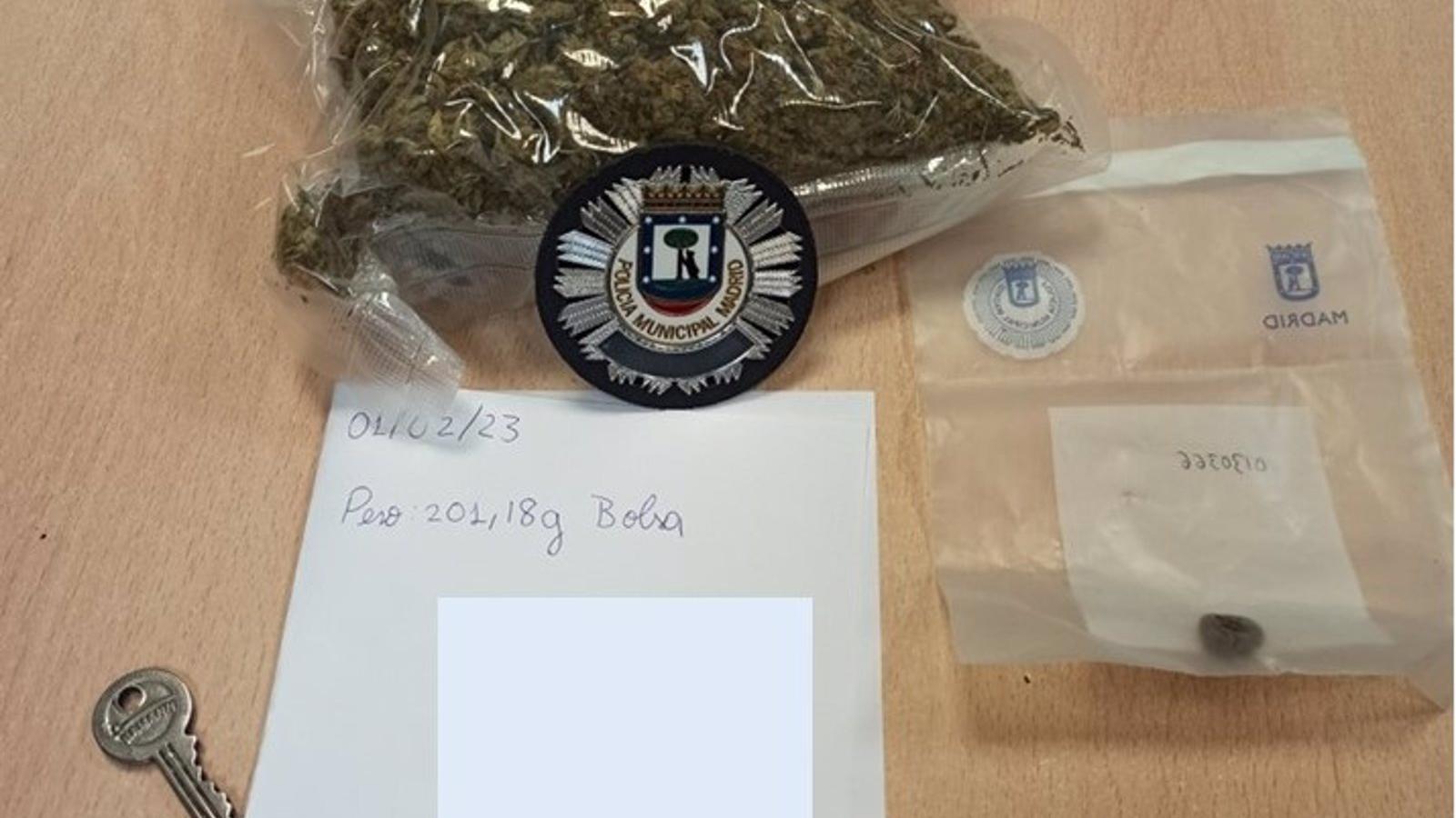 Detenido en Chamberí con 200 gramos de marihuana y dos navajas cuando circulaba sin seguro e ITV caducada