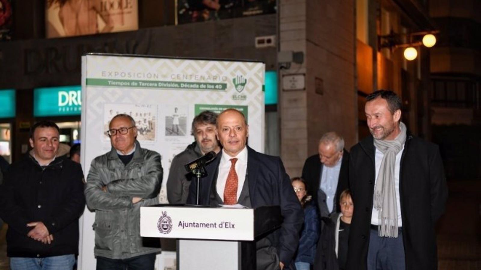 Inaugurada la exposición '100 años de sentimiento franjiverde" con más de 450 fotos del Elche CF