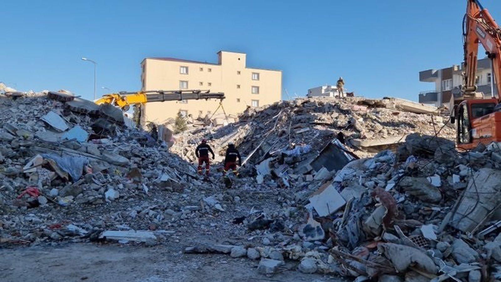 La UME busca a personas atrapadas bajo los escombros provocados por el terremoto en Turquía