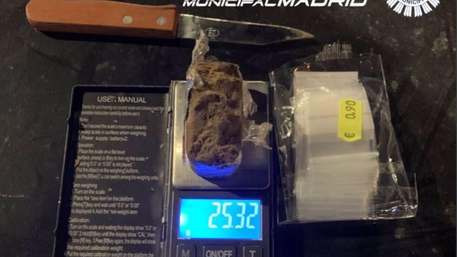 Detenido un conductor ebrio en Ciudad Lineal con 25 gramos de hachís, un cuchillo y una báscula de precisión