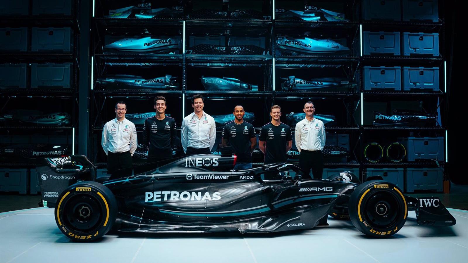 Mercedes apuesta al negro en su nuevo 'W14' para la nueva temporada