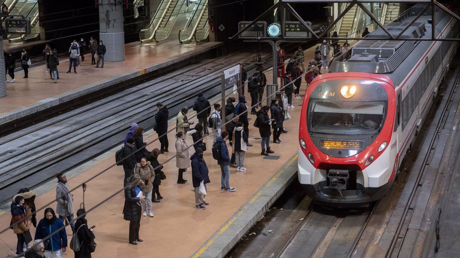 Las líneas C1, C2, C7, C8 y C10 de Cercanías con retrasos "importantes" por una avería en Recoletos
