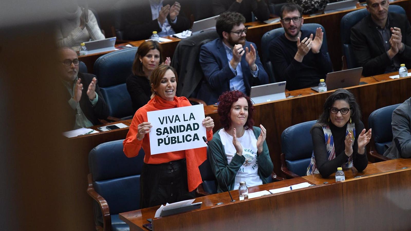 La izquierda carga contra Díaz Ayuso por la prohibición de recoger firmas en los centros de salud