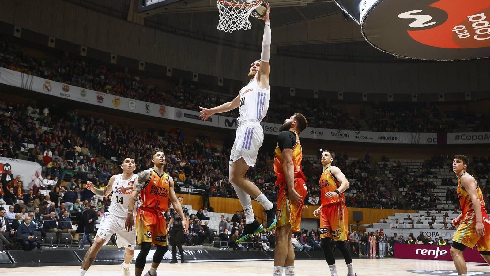 El Madrid de baloncesto pasa con apuros y 'sin triple' ante un combativo Valencia en la Copa