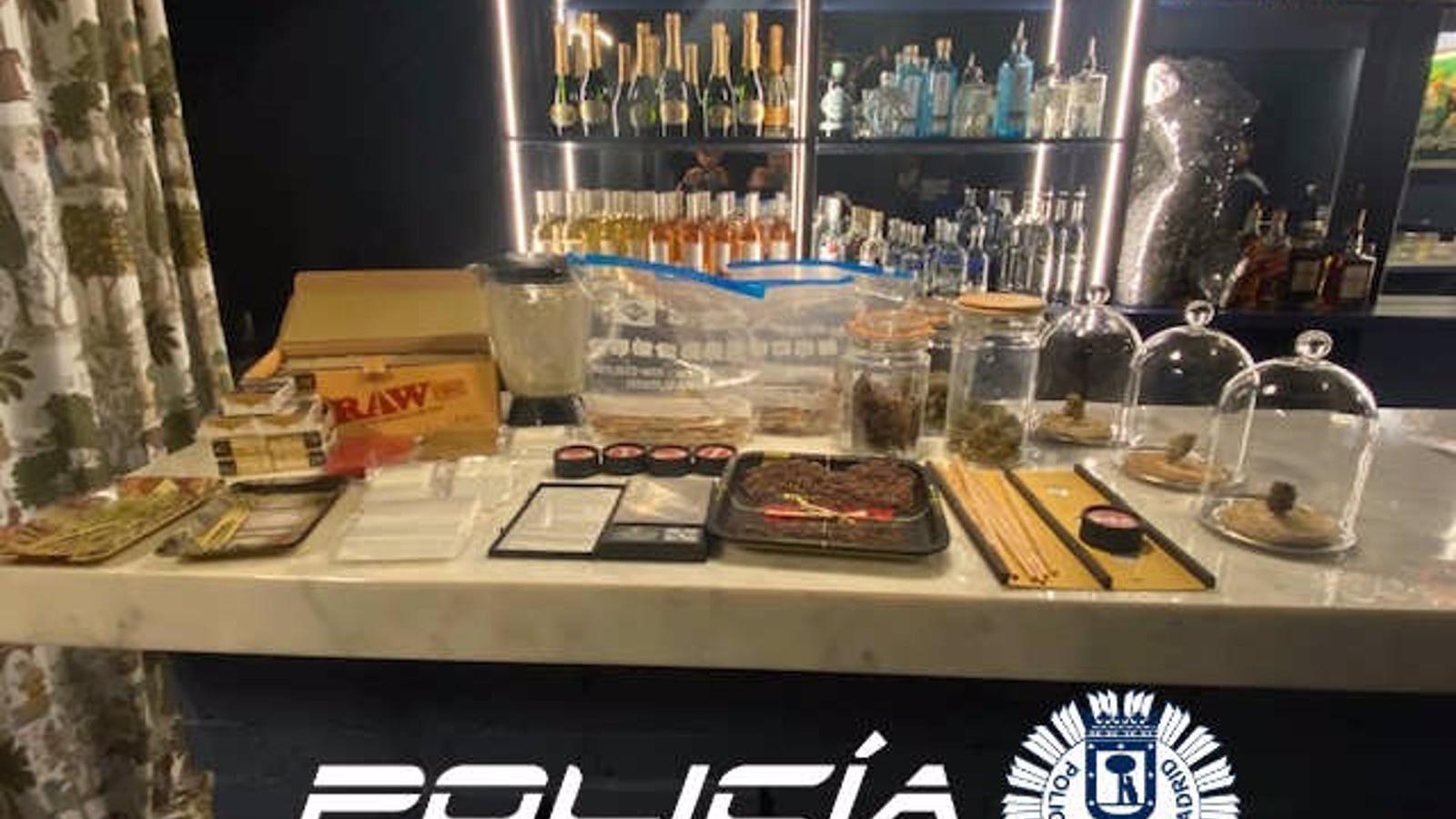 Detenidos responsables de un local de Chamberí sin licencia que guardaba frascos y cigarrillos con marihuana