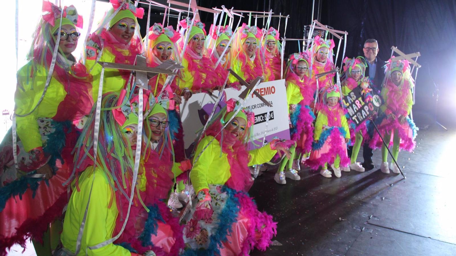 'Las Maritrapo' y 'Fantasía de papel', comparsas ganadoras del desfile concurso de Carnaval de Arganda