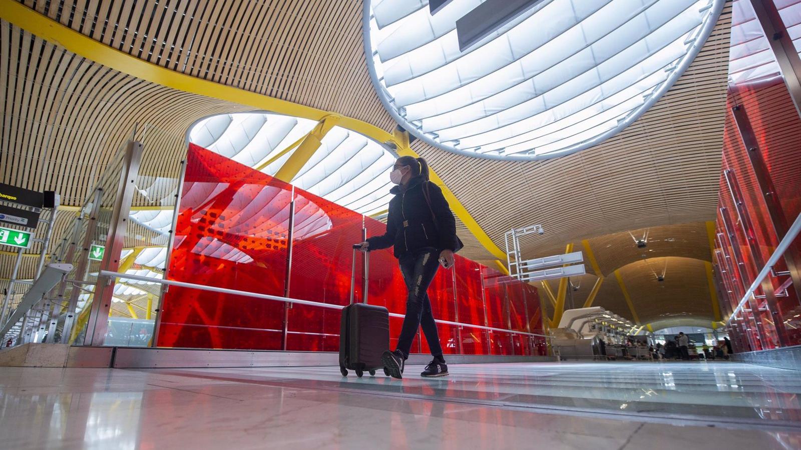 Los pasajeros no tendrán que sacar líquidos y portátiles en los controles aeroportuarios a partir de 2024