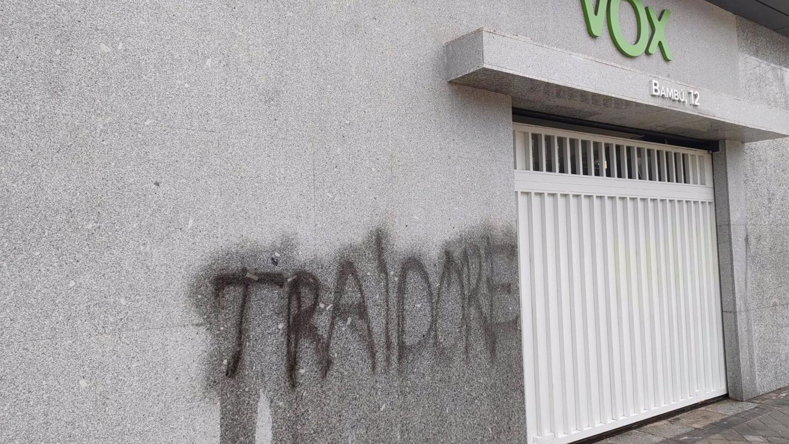 La sede nacional de Vox amanece con pintadas de 'traidores' en su fachada