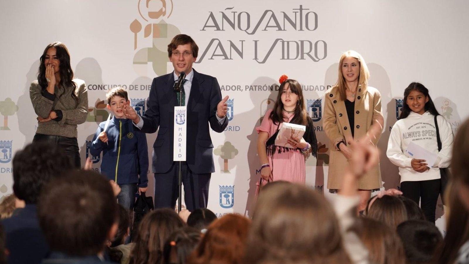 Almeida y Villacís animan a los niños madrileños a que conozcan la historia de su ciudad