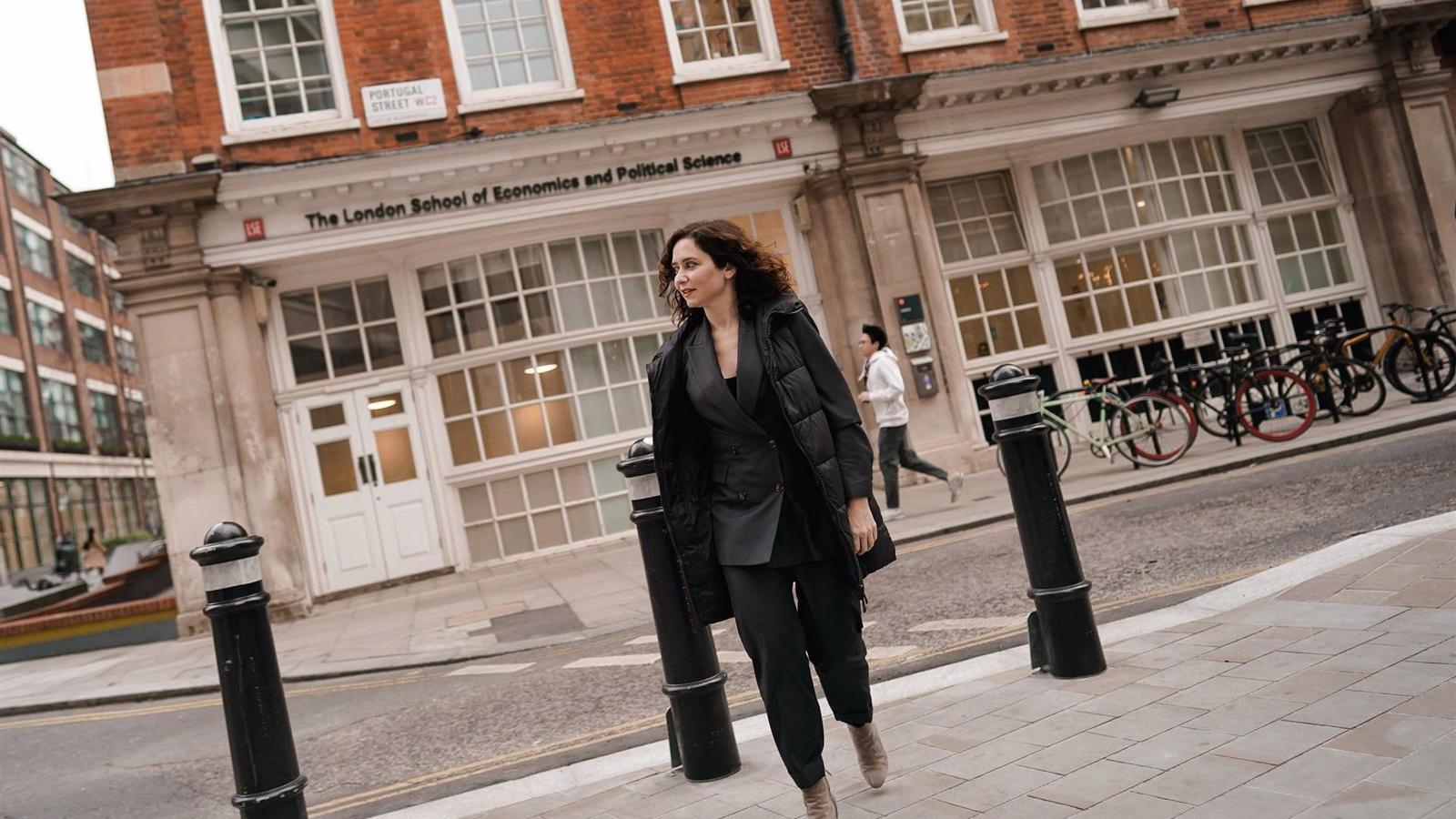 Díaz Ayuso conoce las fórmulas para fomentar el emprendimiento de la London School of Economics