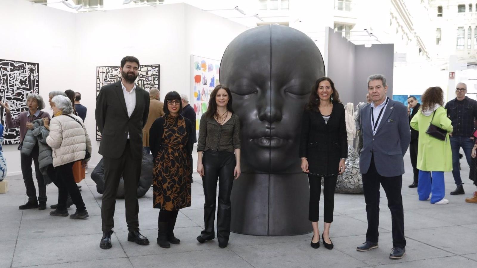 Art Madrid dona al Museo de Arte Contemporáneo cuatro obras de Juan Genovés, Juana González y Rafael Canogar