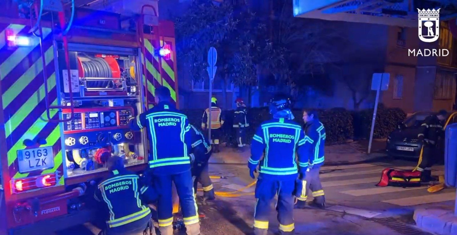  Herida grave una mujer de 37 años al inhalar humo en el fuego de su vivienda en Puente de Vallecas