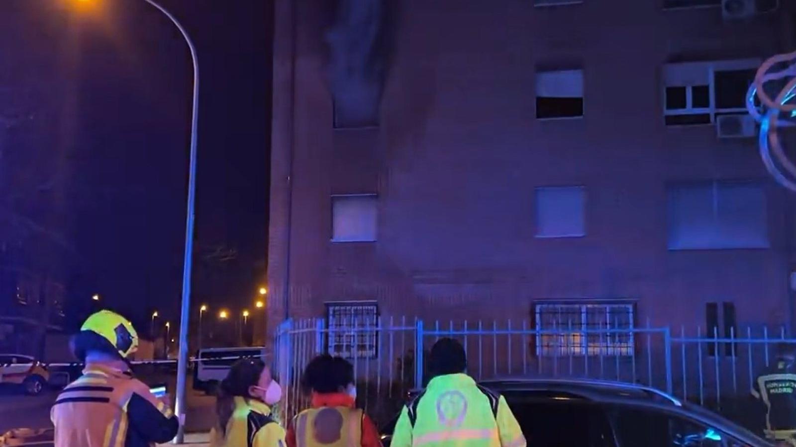  Mueren calcinadas dos personas en el fuego de su casa en Entrevías
