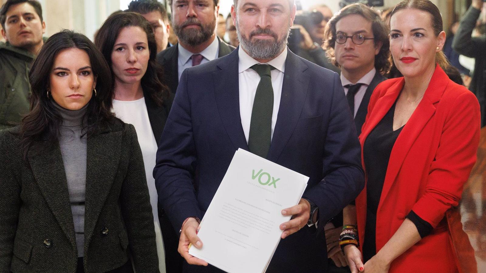 Abascal y los diputados de Vox registran en el Congreso la moción de censura de Tamames, la sexta de la democracia