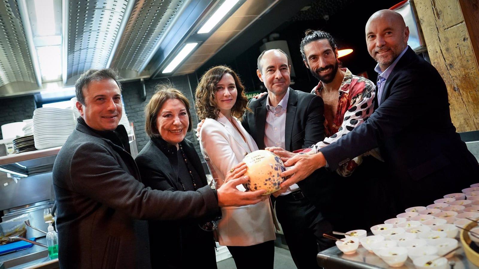 El Corral de la Morería celebra con Díaz Ayuso sus tres soles Repsol de España