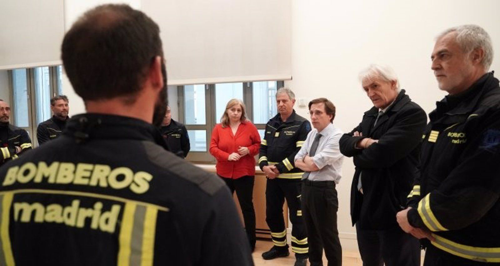 Almeida recibe a diez bomberos desplazados a Turquía para levantar el hospital de campaña que ayuda a 4.000 personas
