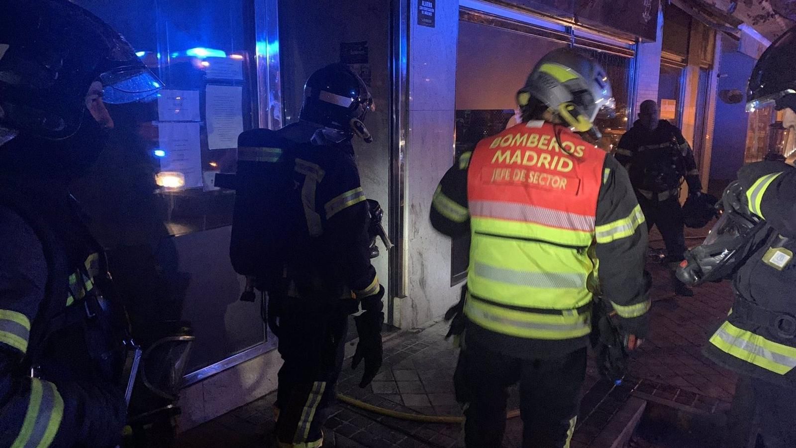 Los Bomberos extinguen un fuego que rompe por la fachada de una vivienda en un cuarto piso en Entrevías
