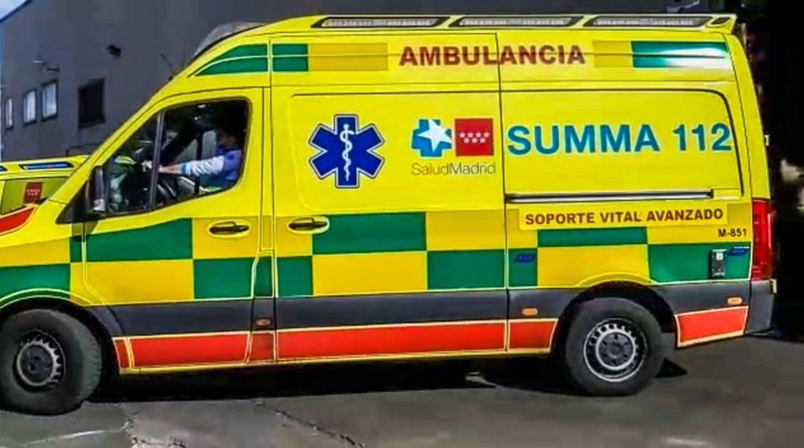 Dos jóvenes graves en Móstoles tras caer por el hueco de una escalera