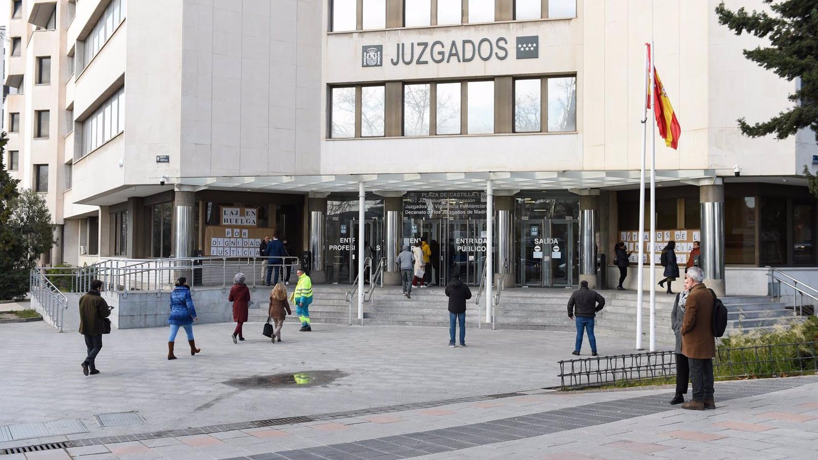 En libertad un detenido por venta de drogas sintéticas y cocaína en un narcopiso de Cuatro Caminos